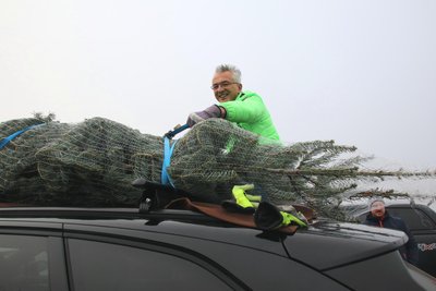 Jens Förster zurrte die Weihnachtsbäume auf seinem Autodach fest.
