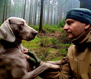 Sven Gerbeth aus Werda hat sich mit seinen Videos von Touren im Wald sowie Technik und Material-Tests als "Outsideseeker Vogtland" eine Fangemeinde aufgebaut. Meistens mit dabei: sein treuer Begleiter Rufus, ein Weimaraner.Foto: Sven Gerbeth