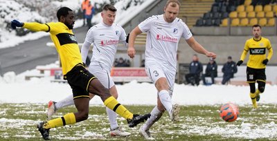 Plauens Christopher Bibaku (links) im Zweikampf gegen den Krieschower Philipp Knechtel. Zweimal glich der VFC im heimischen Vogtlandstadion einen Rückstand aus. Zum Heimsieg sollte es aber nicht mehr reichen.