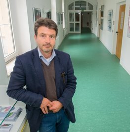 Leeres Haus: Dekan Prof. Dr. Thomas Pöpper bekommt immer weniger Studenten. Er hält die Angewandte Kunst Schneeberg trotz vieler einmaliger Angebote mittlerweile für insgesamt zu unattraktiv.