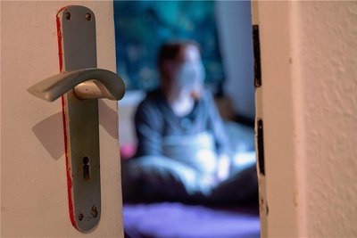 Einsam und besorgt nach einem positiven Corona-PCR-Test zu Hause. 
