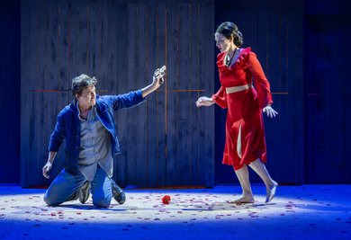 Kirsten Scott als Carmen und Frank Unger als Don José.