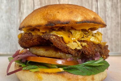 Cross und deftig – am Burger-Office am Hohen Rad in Crandorf steckt viel Geschmack zwischen den Deckeln.