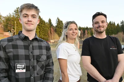 Die Trainer Julian Schwerdt (rechts) und Leo Jahnke sowie Bikewelt-Geschäftsführerin Jennifer Braun.