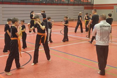 30 Aktive haben am Samstag in der Treuener Turnhalle an der Gürtelprüfung teilgenommen. Das freut den gastgebenden Kickboxverein sehr.