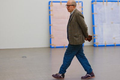 „Man muss jederzeit bereit sein, das Haus verlassen zu können“: Gerd Harry Lybke - für unseren Fotografen schwer in Ruhe einfangbar - in seiner Galerie in Leipzig.