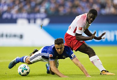 Dieser Zweikampf zwischen Dayot Upamecano und dem Schalker Franco Di Santo führte zum Elfmeter für die Königsblauen.