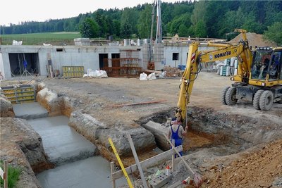 Derzeit wird auch an den Fundamenten der Turnhalle gearbeitet. Einige sind fertig, für andere wird die Erde noch ausgebaggert. Im Hintergrund ist zudem das Gebäude zu sehen, das sich zwischen Halle und Schule befinden wird. Dort sind die Arbeiten schon weiter fortgeschritten. 