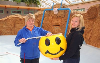 Noch sind Susann Pohlmann (links) und Sabina Stich mit den Vorbereitungen für die Installation des Wassertor-Smileys beschäftigt.