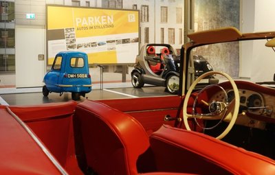 Der Peel P50 (links) und der Smart sind sehr platzsparend. Da der Peel nur knapp 60 Kilogramm wiegt, kann man ihn beim Ausparken einfach umdrehen. 