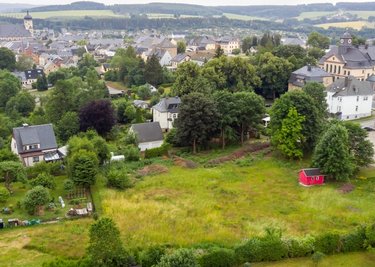 Auf diesem Grundstück zwischen Zschopauer Straße (rechts im Bild das Amtsgericht) und Turnvater-Jahn-Weg unweit des Zschopauer Tors soll das bis zu zehn Millionen Euro teure Projekt umgesetzt werden. 