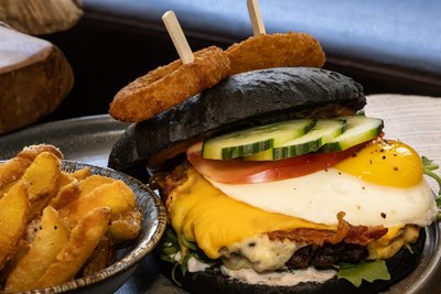 Den Black-Angus-Burger gibt es im „Kiwis“ in Oberwiesenthal – auf Wunsch auch in einer Sonderausführung mit Spiegelei.