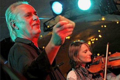 "Sachsendreier"-Erfinder: Lift-Sänger Werther Lohse bei einem Konzert im Jahr 2017. Mit im Bild: Yvonne Fechner (Violine). 