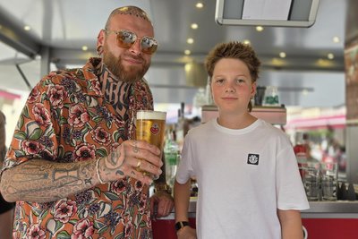 Bei Chris Glaubitz von der Woods-Bar gab es Astra. Sohn Lennox half am Sonntag mit.