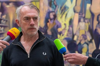 Neo Rauch in seiner Ausstellung „Stille Reserve“ 2025 in der Galerie „Eigen + Art“ in Leipzig auf dem Gelände der Alten Baumwollspinnerei.