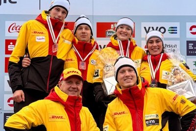 Torsten Wustlich-Kürbis (vorn links) konnte in diesem Winter mit den sächsischen Rennrodel-Nachwuchs – hier bei der Junioren-WM in Alternberg – zahlreiche Erfolge feiern.