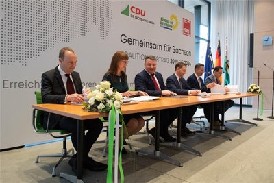 Spitzenvertreter der Kenia-Parteien bei der Unterzeichnung des Koalitionsvertrags im Dezember 2019.