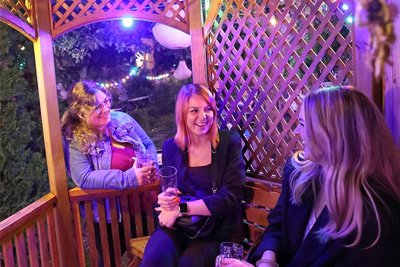Laura Rödel, Franziska Lauterbach und Maria Schmidt (von links) machten sich einen „Weiberabend“ und genossen die Atmosphäre im lauschigen Rosengarten.