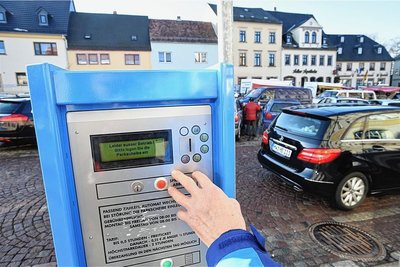 Die Stadt Burgstädt hat voriges Jahr wieder mehr Geld am Parken verdient, hier ein Parkscheinautomat am Markt. 
