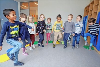 Der kleine Abhee (l.) gibt beim rhythmischen Stampfen den Takt vor. 