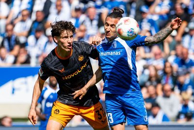 FCM-Dribbler Baris Atik (r) im Zweikampf mit Leon Robinson.