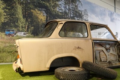 Manche Autos finden bis heute den letzten Parkplatz in der Natur, die meisten Gebrauchten werden exportiert.