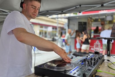 Bier und Musik gehören zusammen. Es wurde getanzt, gesungen und auch viele DJs legten auf. Im Bild "DJ PHP". Die Woods-Bar arbeitete mit der DJ-Schule Maskills zusammen.