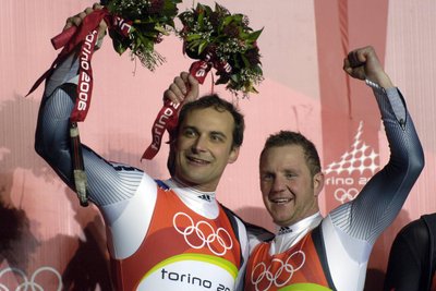 Als aktiver Sportler war die Silbermedaille bei den Olympischen Spielen 2006 in Italien einer der größten Erfolge für Torsten Wustlich-Kürbis (rechts). Die holte er als Doppelsitzer gemeinsam mit André Florschütz.