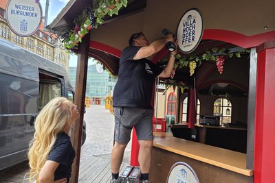 Nach dem Bier kommt der Wein. Katrin und Uwe Münch bauen schon mal auf.