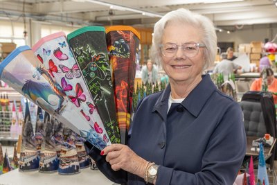 Ursula Nestler reprivatisierte 1990 die Feinkartonagen-Fabrik. Ihr Vater Karl-Heinz Nestler war 1972 zwangsenteignet worden. Die Firma gilt heute als Marktführer bei Zuckertüten.