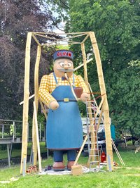 Der rund acht Meter große Alvin wurde an der Pelzmühle aufgestellt.