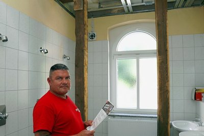 Mario Uhlig, Vorsitzender des AC 1897 Werdau, sind die Holzbalken, die in den Umkleide- und Sanitärräumen im Erdgeschoss der Schwerathletikhalle zum Abstützen der Decke eingebaut wurden, schon lange ein Dorn im Auge.