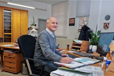 Jochen Fankhänel (60) an seiner neuen Arbeitsstätte im Rathaus: Die Anschaffung eines neuen Bürostuhls war eine seiner ersten Amtshandlungen. Das sonstige Mobiliar stammt von Anfang der 1990er-Jahre. 