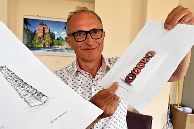 Miskus-Sprecher Frank Schleußing mit einem der Kunstwerke-Entwürfe, die bei „Kunst am Wasser“ ab Mittwoch an der Talsperre Kriebstein entstehen.