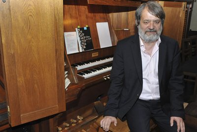 Der aus Bad Elster stammende Pianist Frank Peter spielt am Silvesterabend auf der Eule-Orgel in Bad Elster.