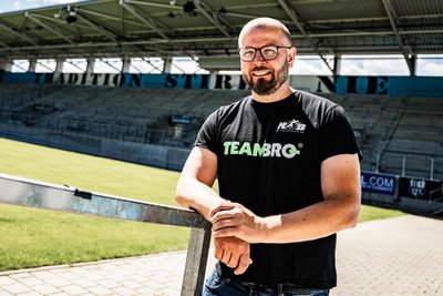 KSB-Geschäftsführer Benjamin Kahlert, hier im Chemnitzer Fußballstadion, freut sich auf die kommenden Projekte und blickt zufrieden auf ereignisreiche Wochen zurück.