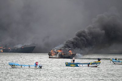 Im Hafen von Manta stehen mehrere Fischerboote in Flammen.