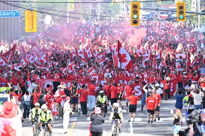 Kanadas Fans auf dem Weg zum Stadion.