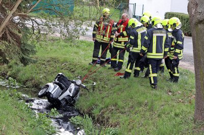 Das Dreirad wurde mit einem Seil aus dem Bach gezogen. 
