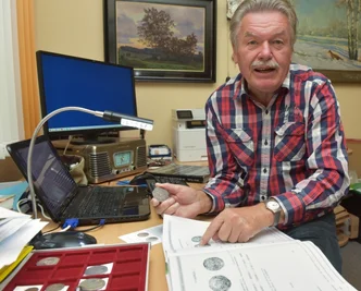Die Freiberger Numismatiker Udo Becker (im Bild) und Christian A. Kohl haben ein Sachbuch vorgelegt, welches sich mit dem ältesten sächsischen Taler beschäftigt: dem Klappmützentaler. Der hat seinen Namen von den Sammlern bekommen, da die abgebildeten Landesfürsten Kopfbedeckungen tragen. 