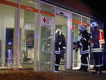 Die Feuerwehr war am 22. Dezember 2018 kurz nach der Explosion im Einsatz. 220.000 Euro haben sich zum Zeitpunkt der Sprengung im Sparkassen-Geldautomaten in Meerane befunden. 