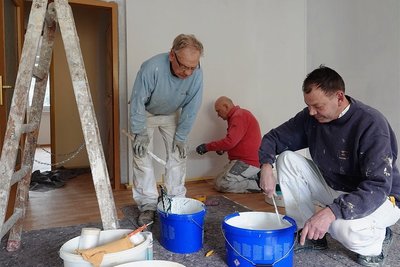 Malermeister Carsten Richter (rechts) war am Donnerstag mit seinen Mitarbeitern Andreas Hofmann (Mitte) und Peter Starr beim Vorrichten einer Wohnung für Flüchtlinge an der Vettermannstraße in Mülsen zu Gange.