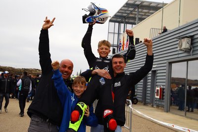 Mentor Dario Giuseppetti, Teamkollege Ole Säuberlich und Lennox Lehmann (vorn von links) freuen sich gemeinsam mit Robin Siegert.