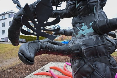 Risse in den Armen der Skulptur in Limbach-Oberfrohna.