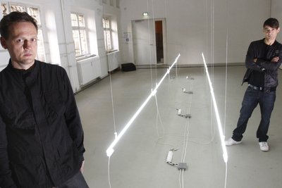 Carsten Nicolai (links) und Olaf Bender mit einer Licht- und Toninstallation in der Galerie des Weltechos in Chemnitz im Jahr 2009.