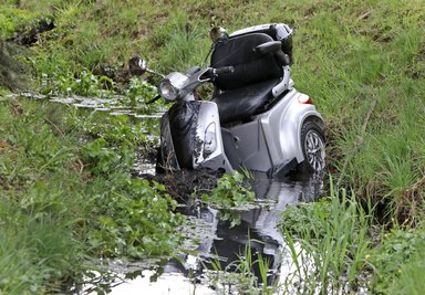 Ein Mann ist mit seinem E-Dreirad im Dorfbach gelandet.