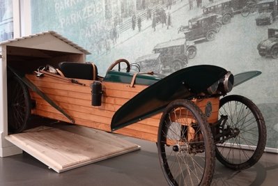 Ein Slaby Beringer von 1924 mit maßgeschneiderter Garage gehört zur Schau übers Parken.