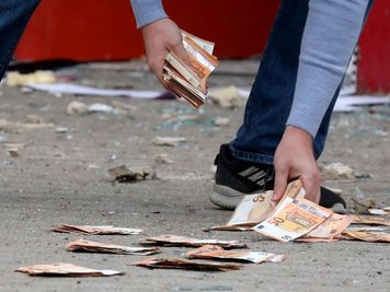 Zeugen halfen damals mit, die Geldscheine aufzulesen. Die Täter waren mit 135.000 Euro geflüchtet. 77.000 Euro befanden sich noch im Geldautomaten. Geldscheine im Gesamtwert von 8000 Euro lagen verstreut am Tatort.