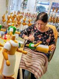 Heike Mattheus zieht die Hasenfiguren der Holzkunst Gahlenz mit Pinsel und Farbe an.