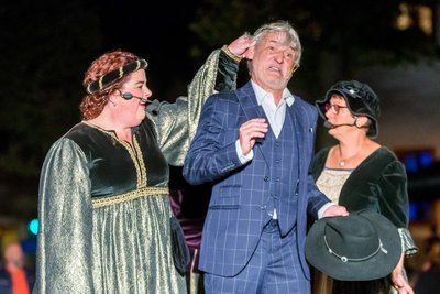 So eine Zeitreise in die Welt vor 500 Jahren kann auch schmerzvoll sein. Den Zeitreisenden im Theaterstück werden buchstäblich die Löffel langgezogen. 